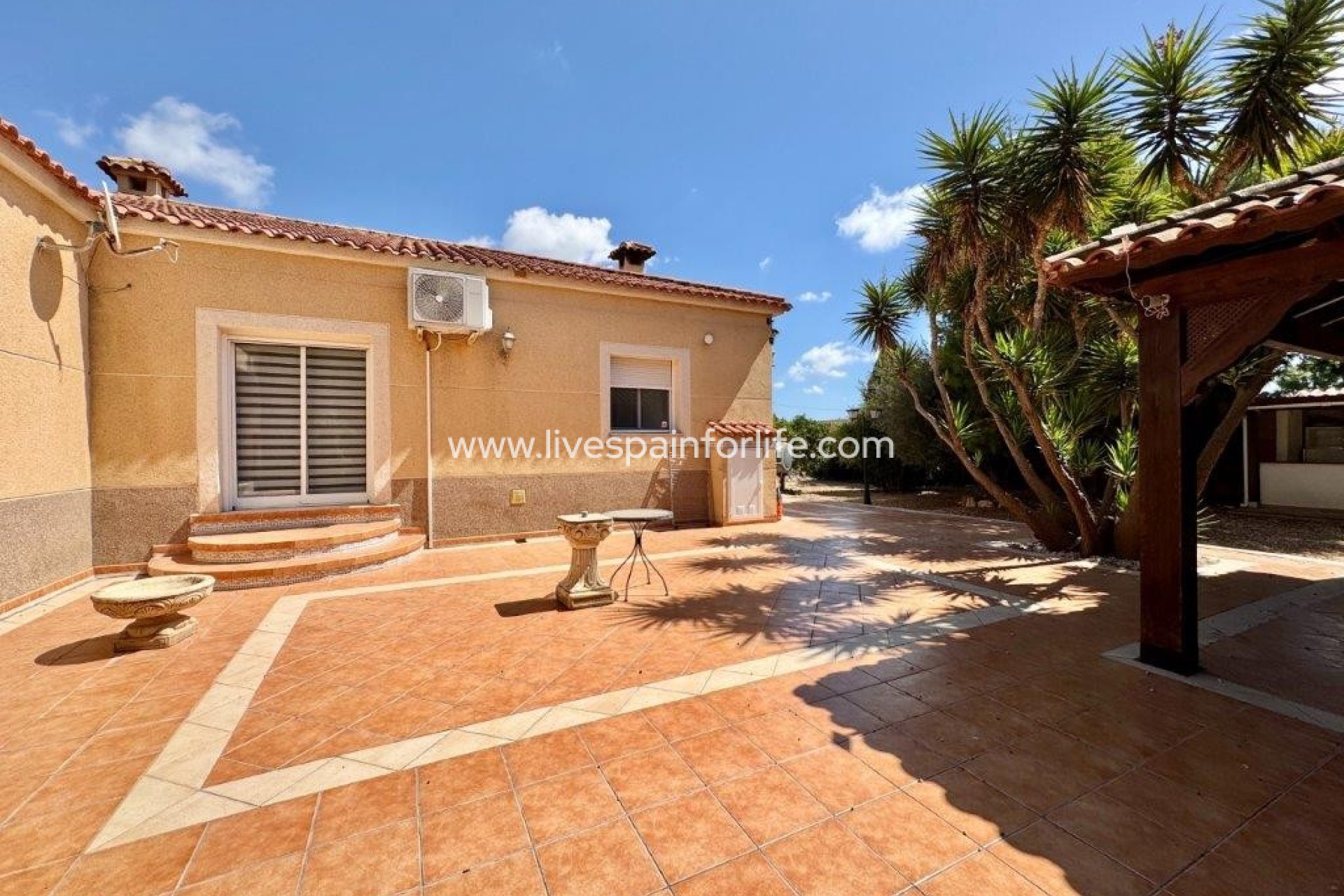 Resale - Country Property -
Dolores