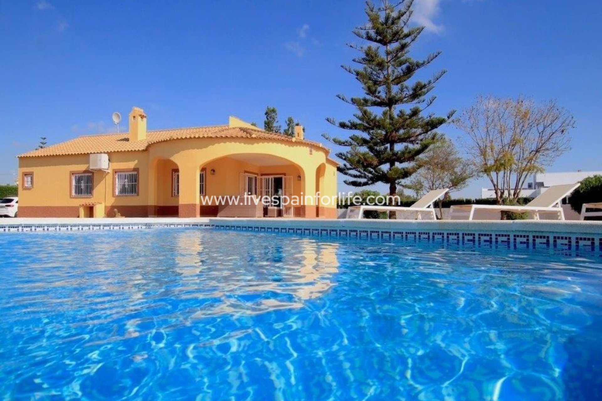 Resale - Country Property -
Dolores