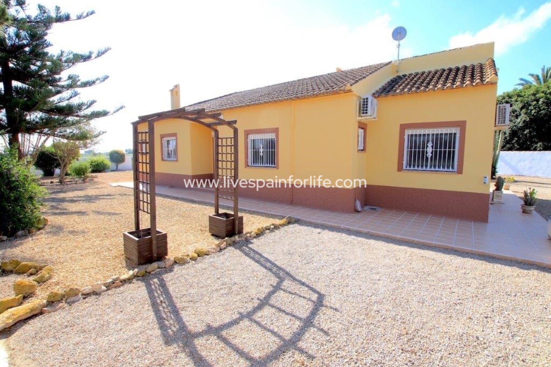 Resale - Country Property -
Dolores
