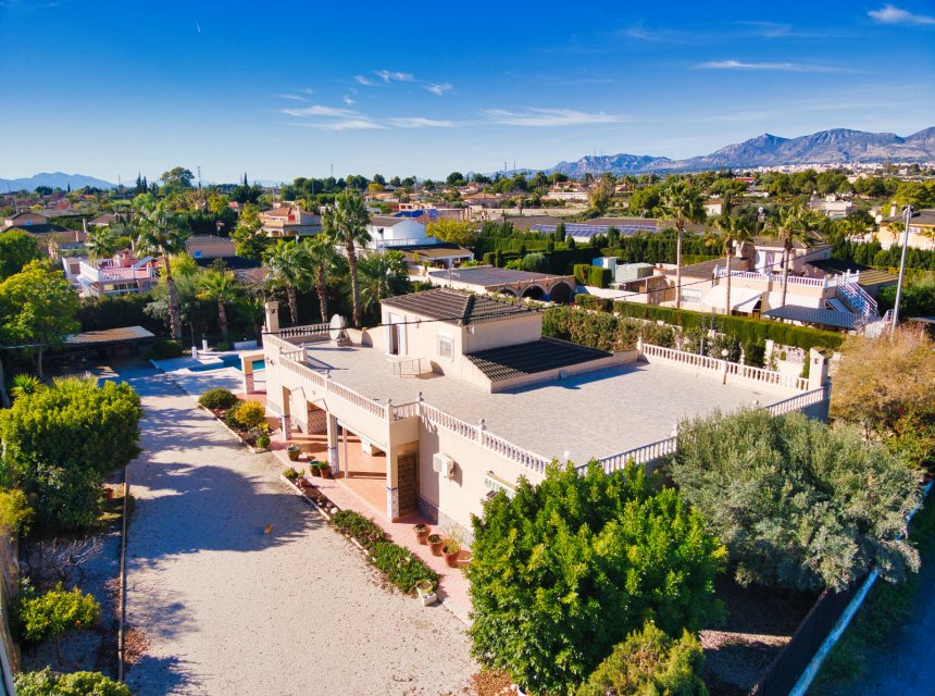 Resale - Country Property -
La Matola