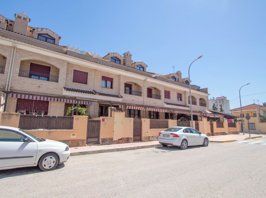 Resale - Town house -
Alicante