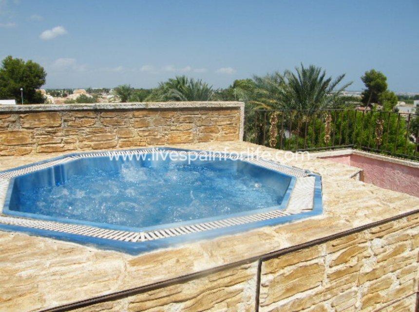 Resale - Town house -
Daya Nueva