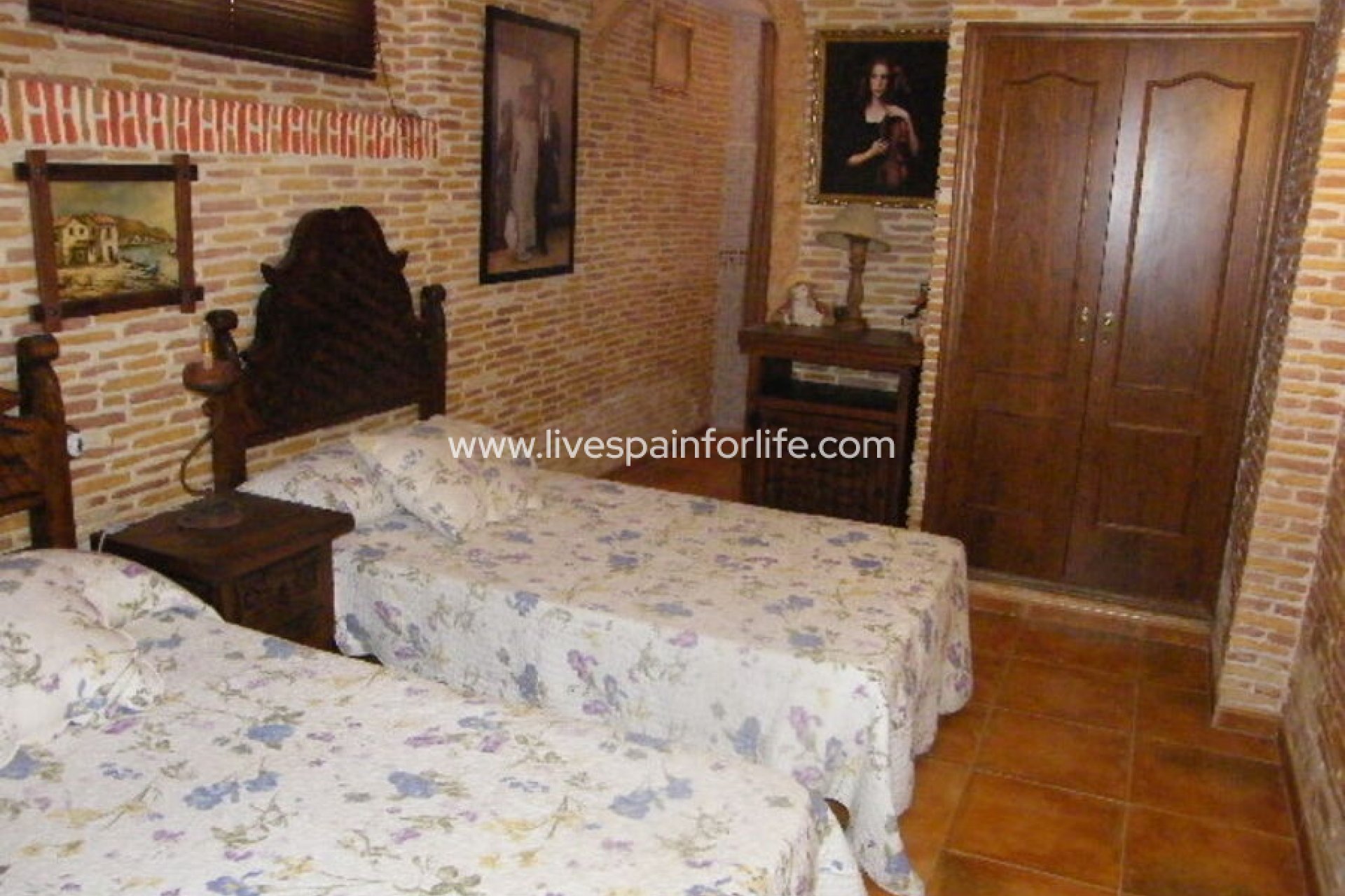 Resale - Town house -
Daya Nueva