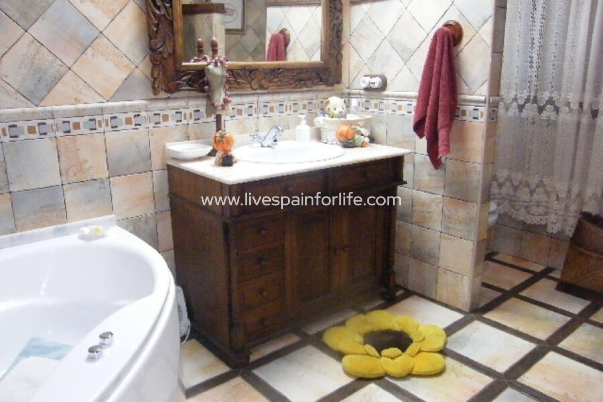 Resale - Town house -
Daya Nueva