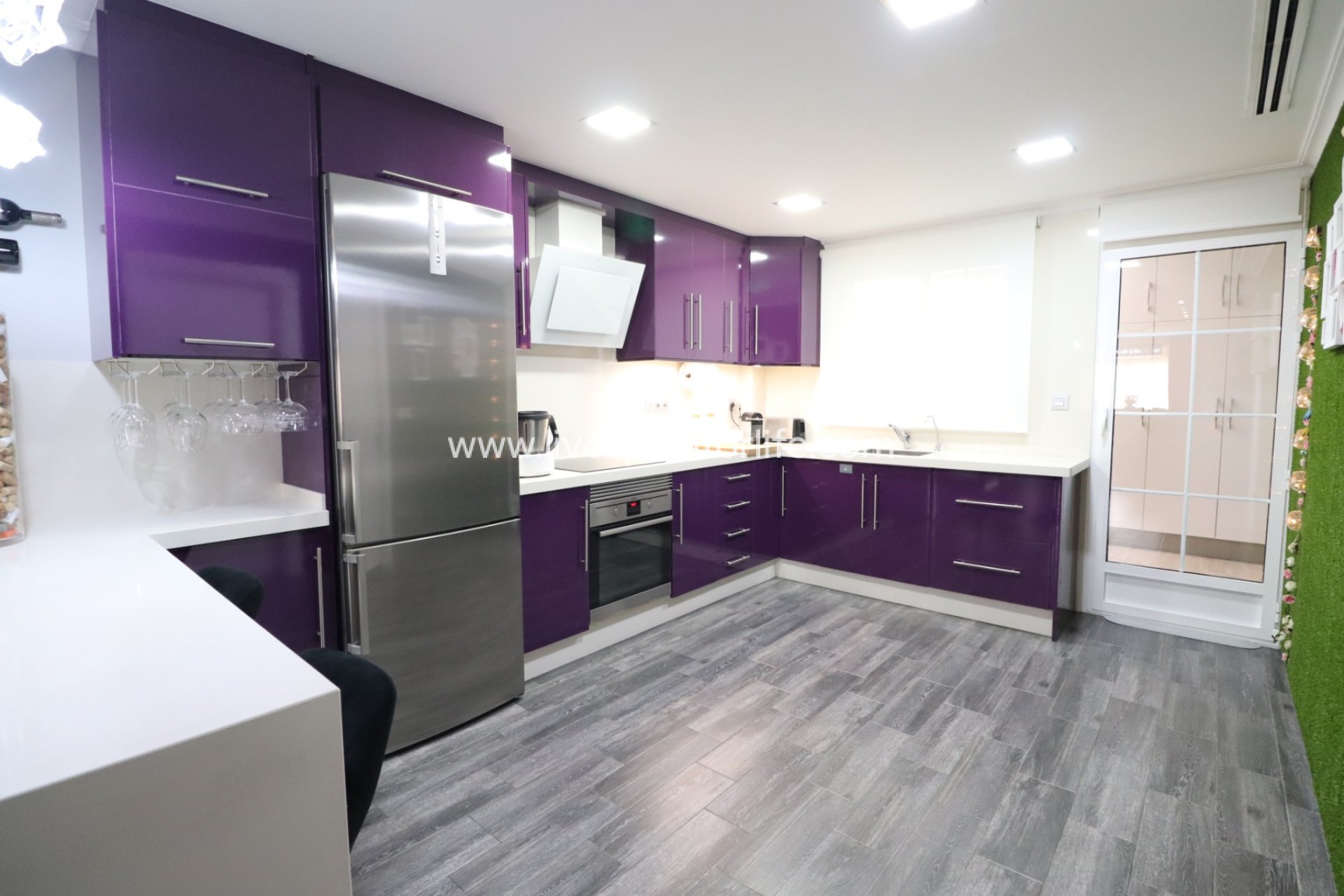 Resale - Town house -
Redovan - Redovan - Town