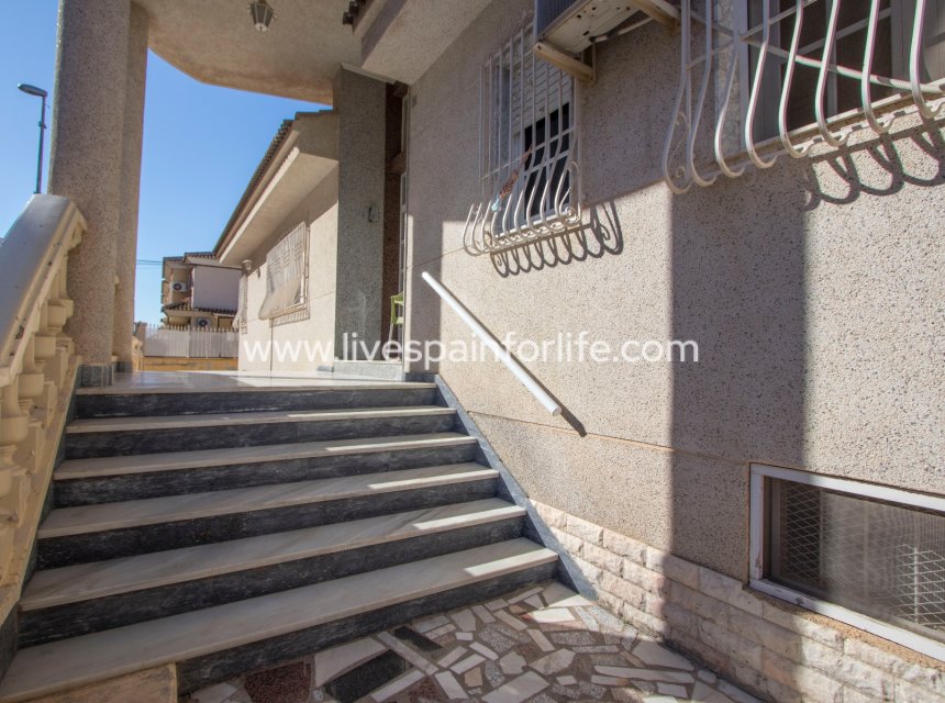 Resale - Town house -
Redovan