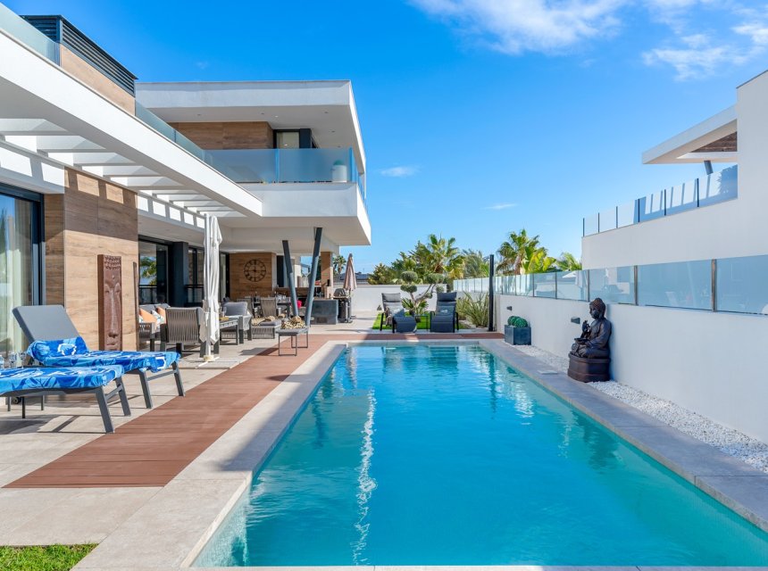 Resale - Villa (detached) -
Alicante