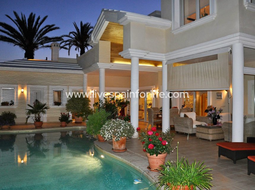 Resale - Villa (detached) -
Alicante