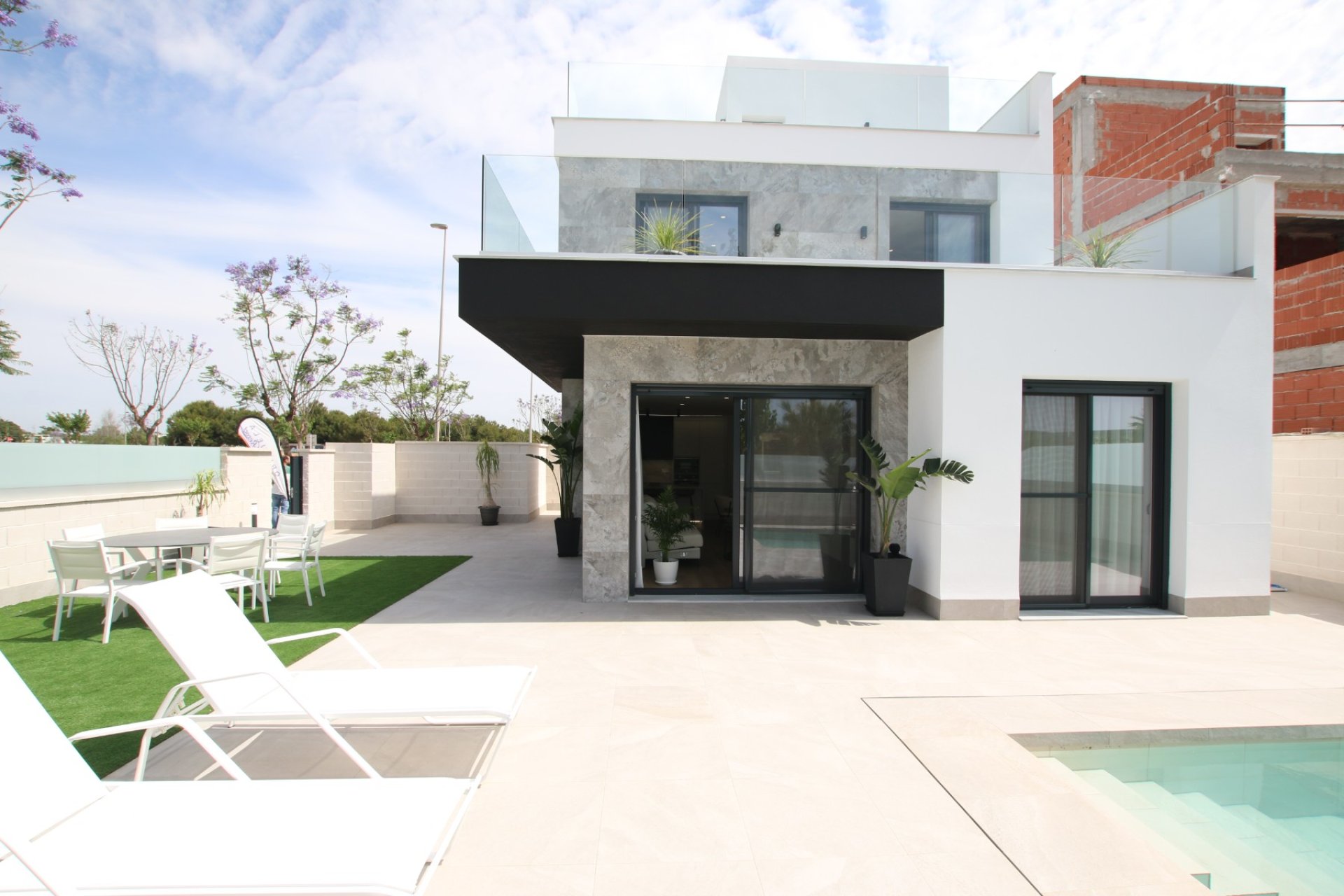 Resale - Villa (detached) -
Alicante