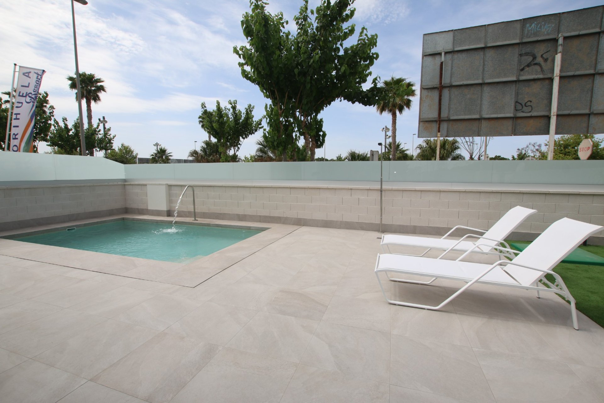 Resale - Villa (detached) -
Alicante