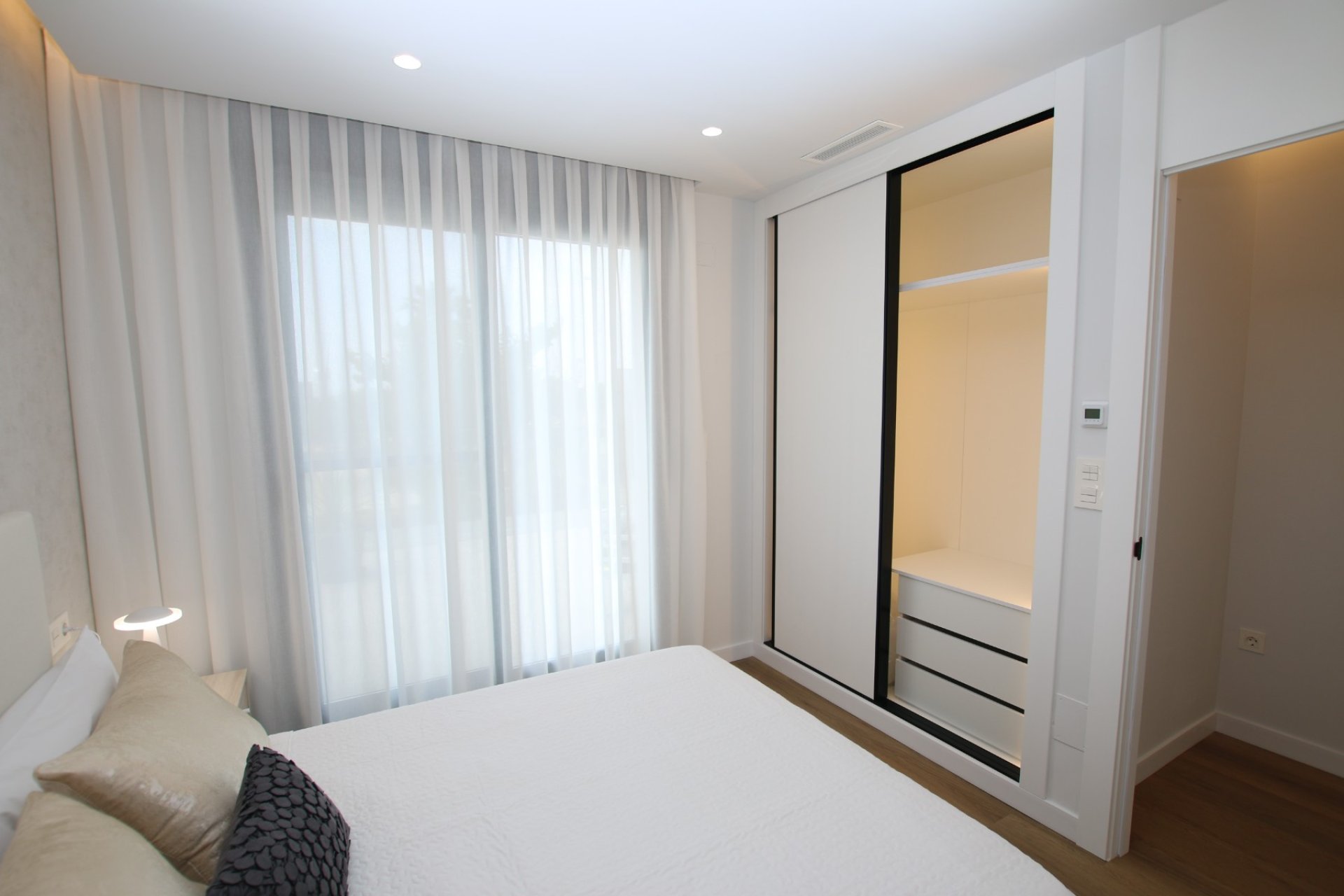 Resale - Villa (detached) -
Alicante