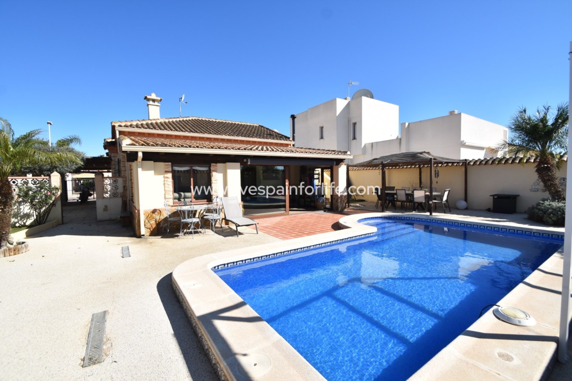 Resale - Villa (detached) -
Alicante