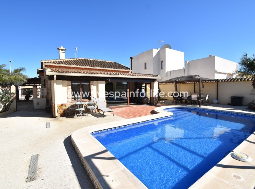 Resale - Villa (detached) -
Formentera Del Segura - Fincas de La Vega