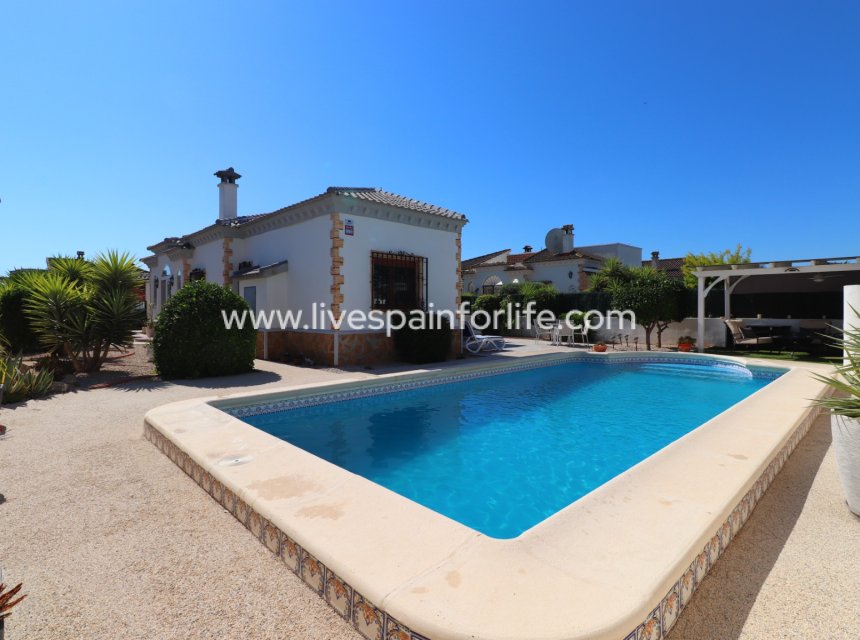 Resale - Villa (detached) -
Formentera Del Segura - Fincas de La Vega