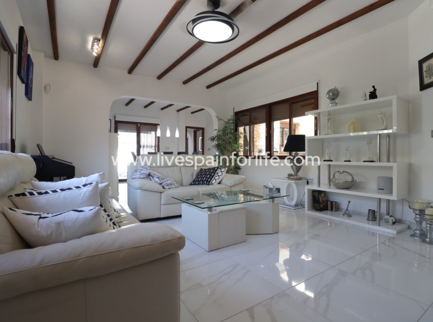 Resale - Villa (detached) -
Formentera Del Segura - Fincas de La Vega