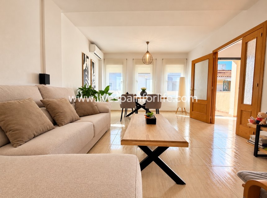 Reventa - Town house -
Daya Nueva