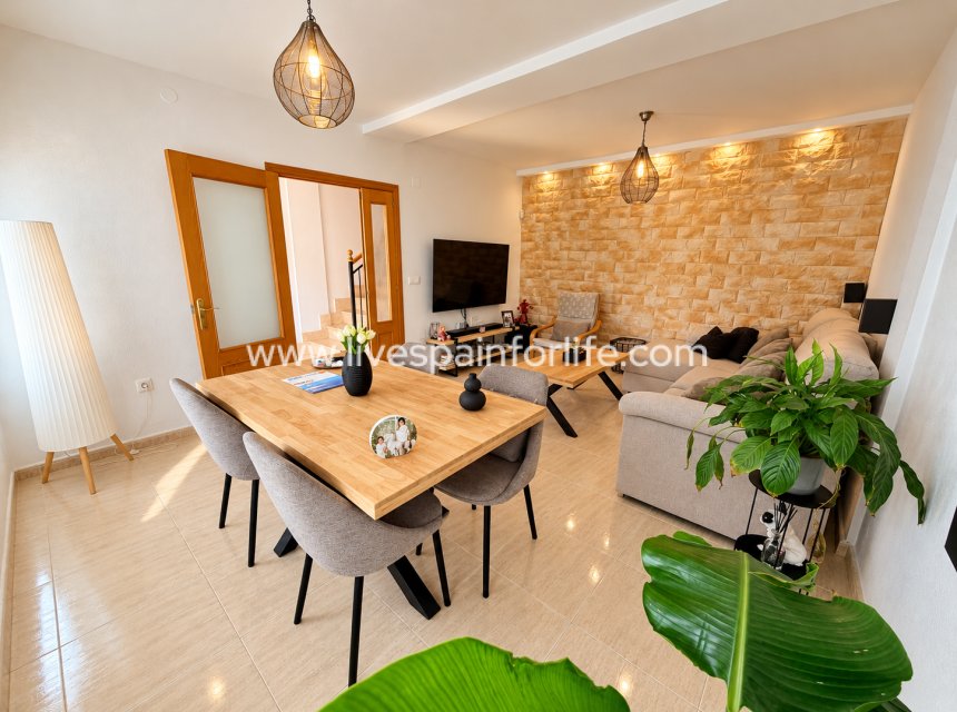 Reventa - Town house -
Daya Nueva