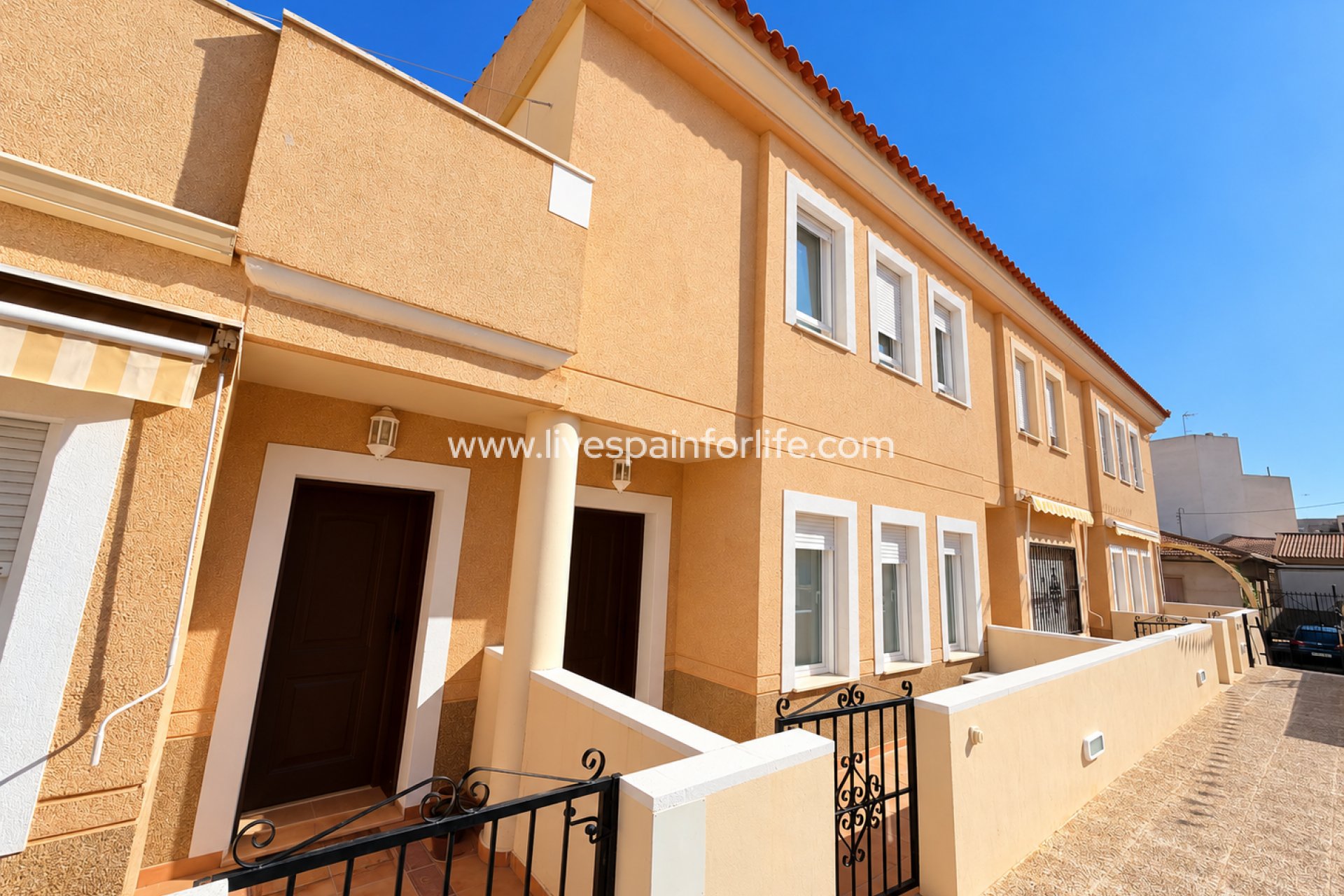 Reventa - Town house -
Daya Nueva