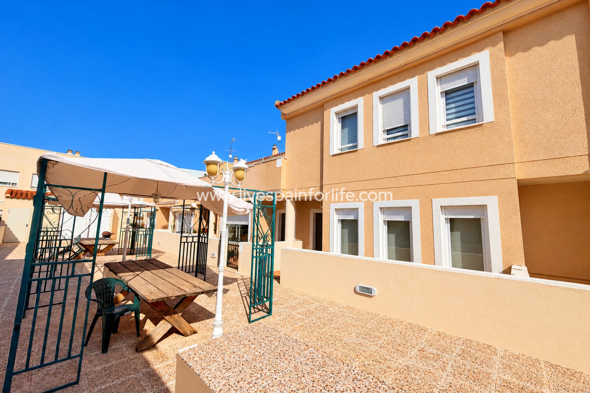 Reventa - Town house -
Daya Nueva