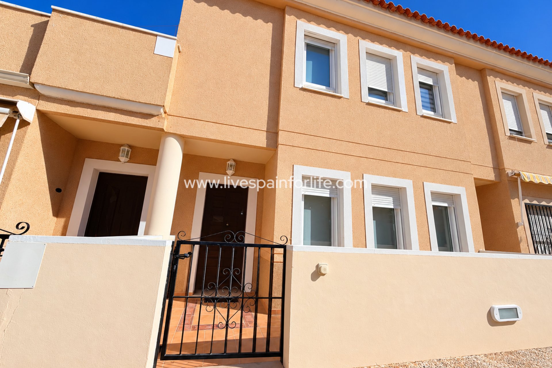 Reventa - Town house -
Daya Nueva