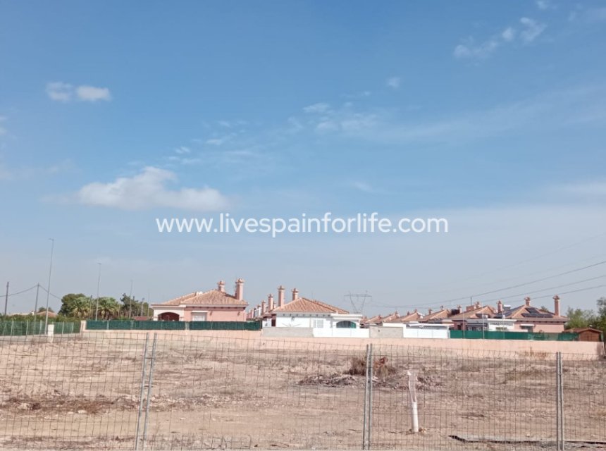 Revente - Plot of Land -
Los Montesinos - La Herrada