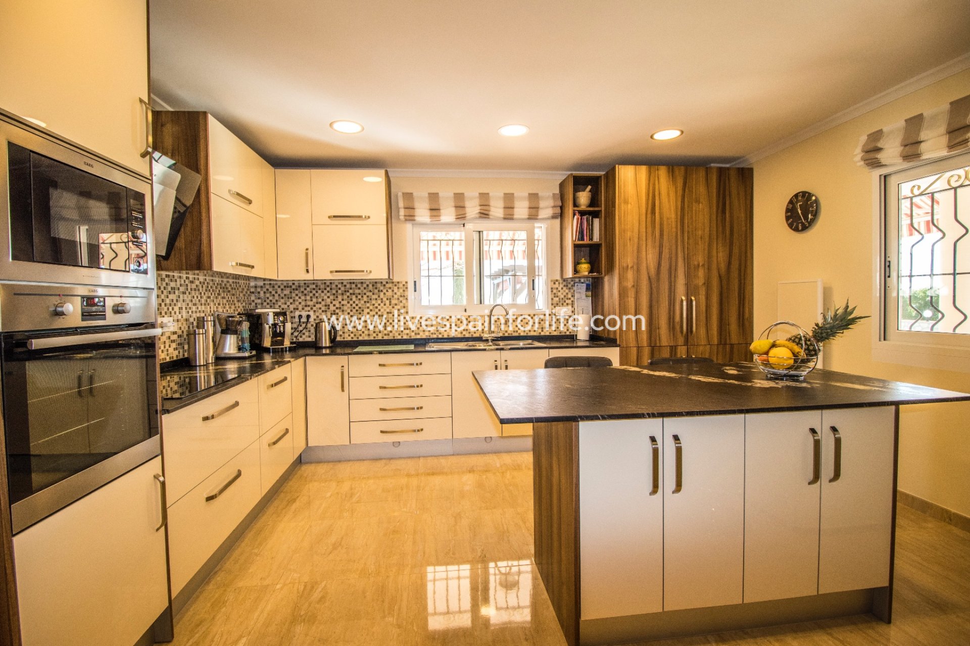 Spacious fitted kitchen