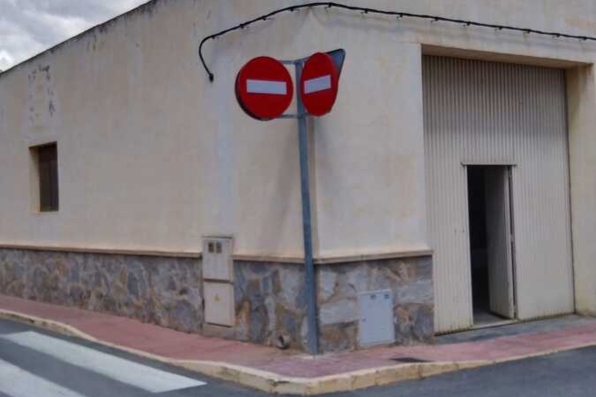 Weiterverkauf - Kommerziell -
Daya Vieja