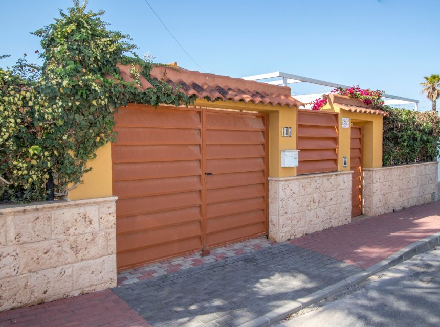 Weiterverkauf - Semi-detached house / Quad -
Torrevieja - El Chaparral