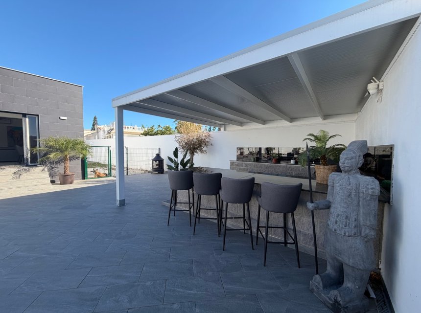 Weiterverkauf - Villa (freistehende) -
Alicante