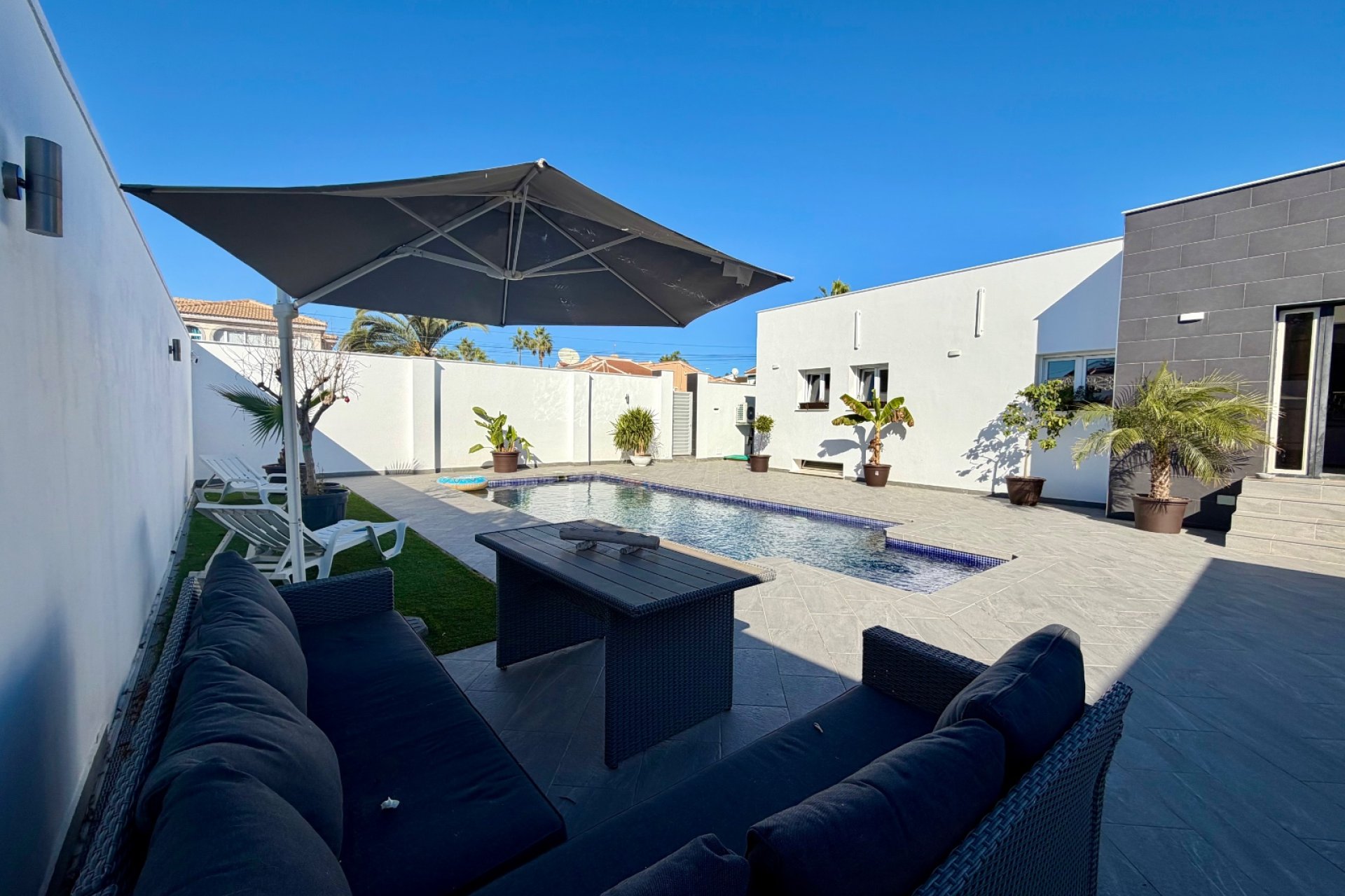 Weiterverkauf - Villa (freistehende) -
Alicante