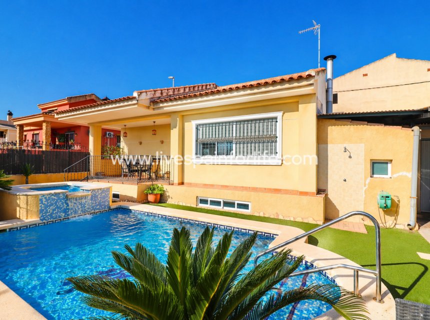 Weiterverkauf - Villa (freistehende) -
Almoradi - El Saladar